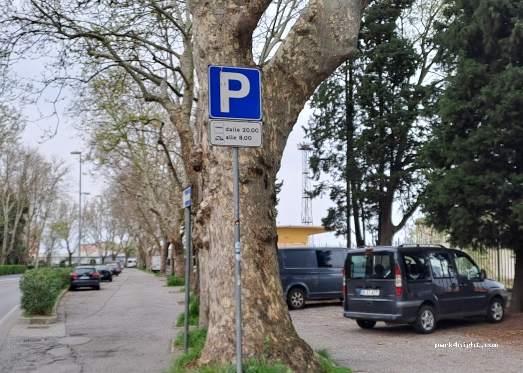 (34123) Trieste - Via Giulio Cesare — foto
