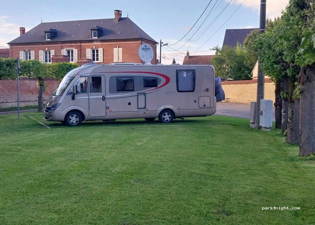 (60112) Milly-sur-Thérain - 6 Place Publique — foto 2