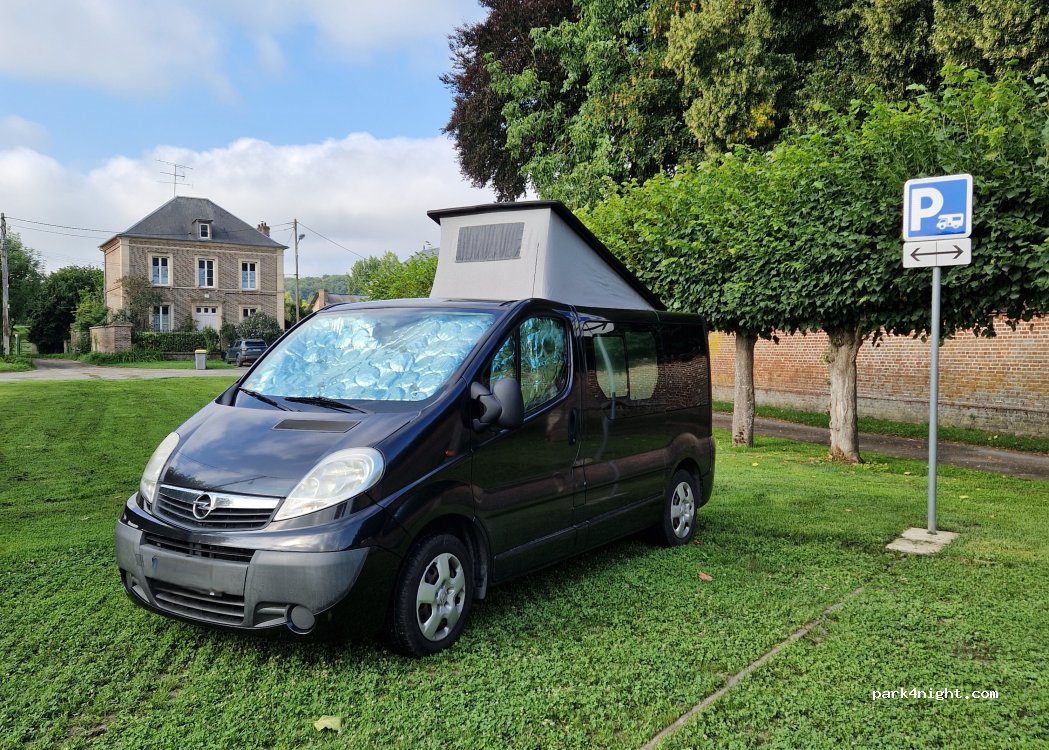 (60112) Milly-sur-Thérain - 6 Place Publique — foto 3