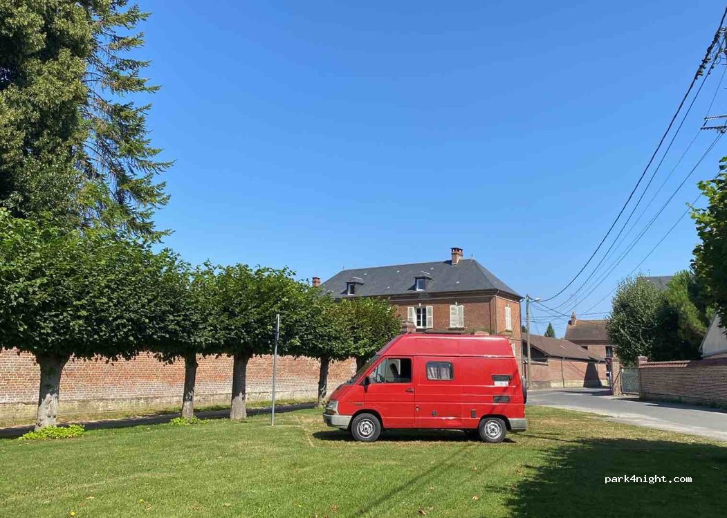(60112) Milly-sur-Thérain - 6 Place Publique — foto 4