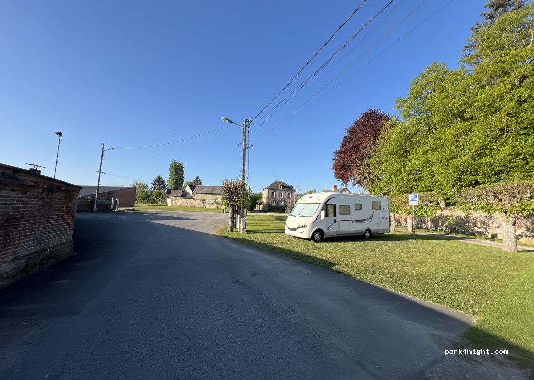 (60112) Milly-sur-Thérain - 6 Place Publique — foto 5