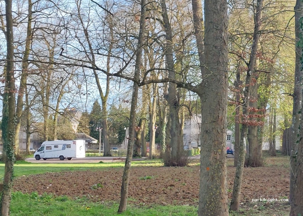 (02600) Villers-Cotterêts - 3 Place Aristide Briand — foto