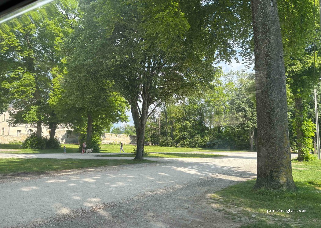 (02600) Villers-Cotterêts - 3 Place Aristide Briand — foto 2