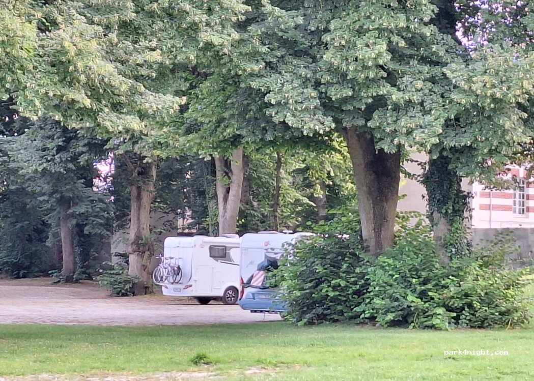 (02600) Villers-Cotterêts - 3 Place Aristide Briand — foto 4