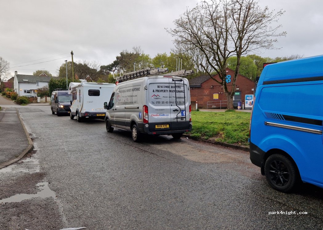 (RG10 9RL) Charvil - New Bath Road — foto