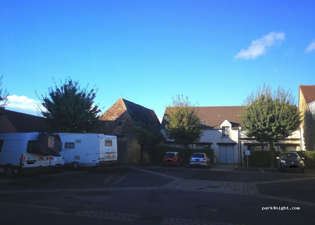 (18270) Culan - 19 Place de la Halle — foto