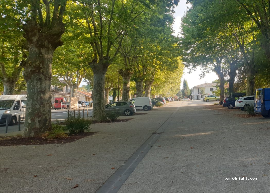 (33770) Salles - 9 Place du Champ de Foire — foto 2