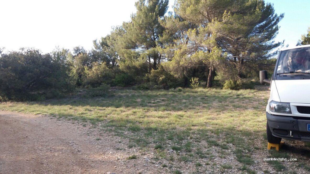 (84490) Saint-Saturnin-lès-Apt - D115 — foto