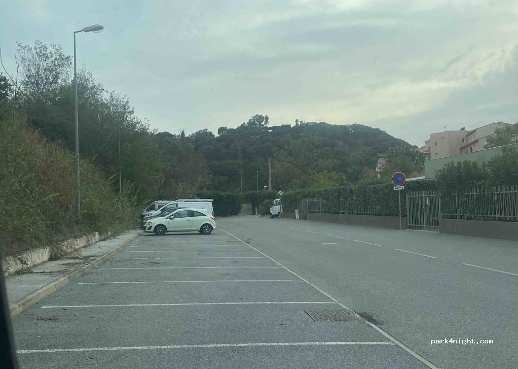 (83700) Saint-Raphaël - Rue Agathonis — foto