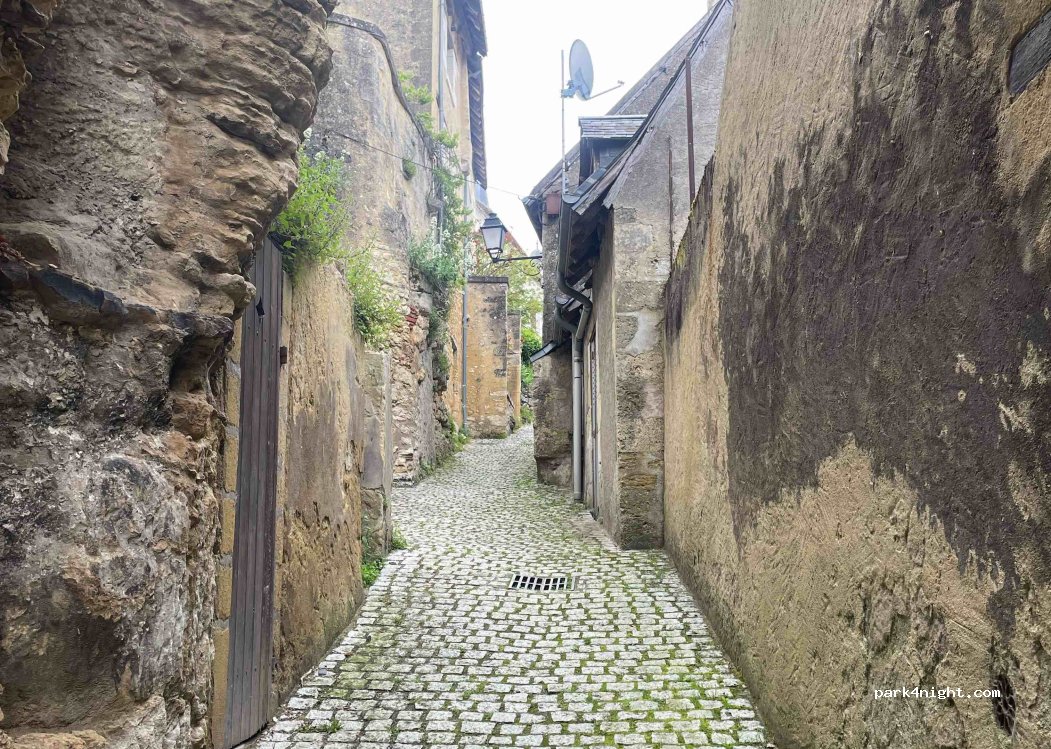 (37460) Montrésor - 2-4 Rue du 8 Mai — foto 2