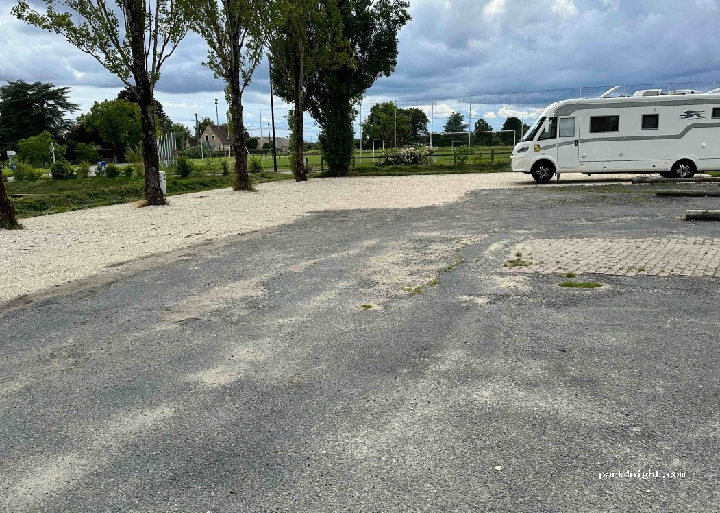 (37460) Montrésor - 2-4 Rue du 8 Mai — foto 3