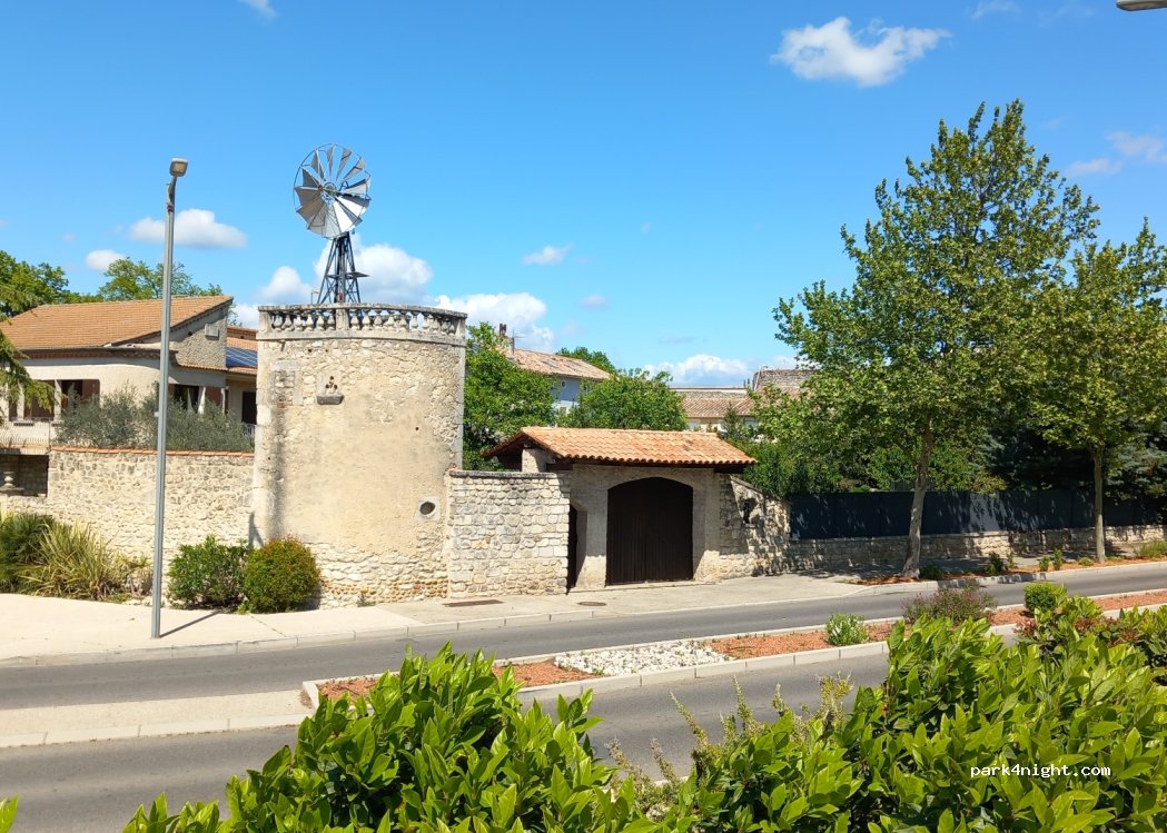 (26130) Saint-Paul-Trois-Châteaux - 1 Pl. du 14 Juillet — foto 2