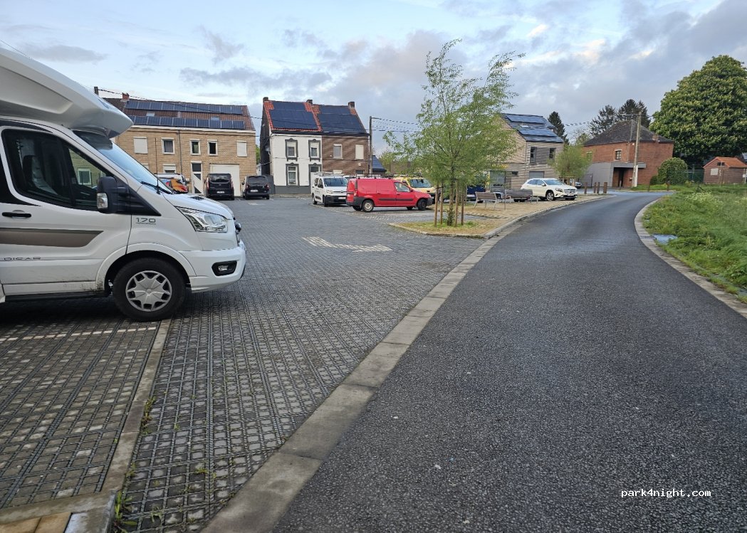 (7110) La Louvière - 100 Rue de Trivières — foto