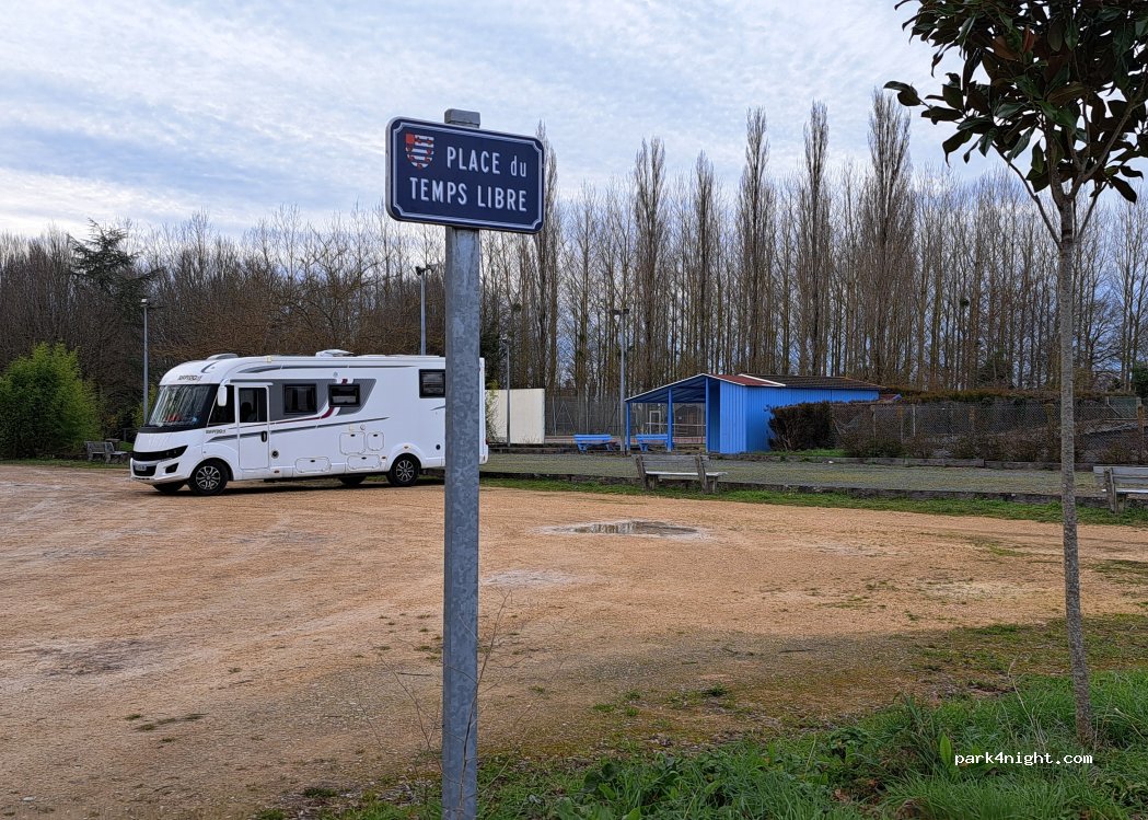 (79120) Lezay - 1 Place du temps Libre — foto