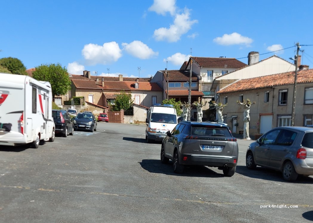 (32300) Mirande - 4 Place Saint-Cricq — foto
