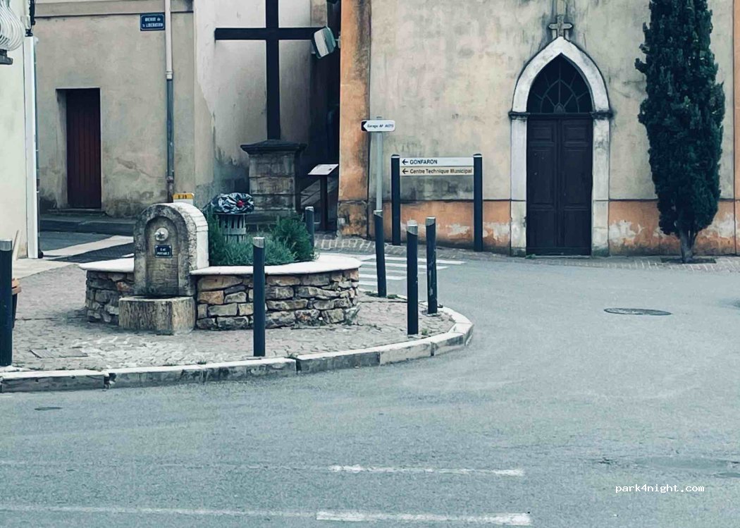 (83340) Flassans-sur-Issole - 1 Carrefour Jean Aicard — foto