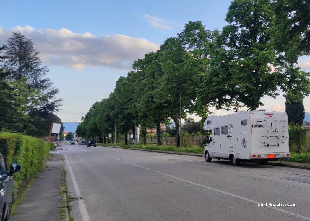 (51100) Pistoia - 110 Viale Italia — foto