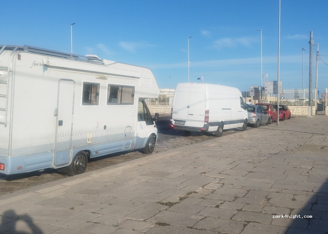 (76121) Barletta - n. 30/32 Via C. Colombo — foto 4