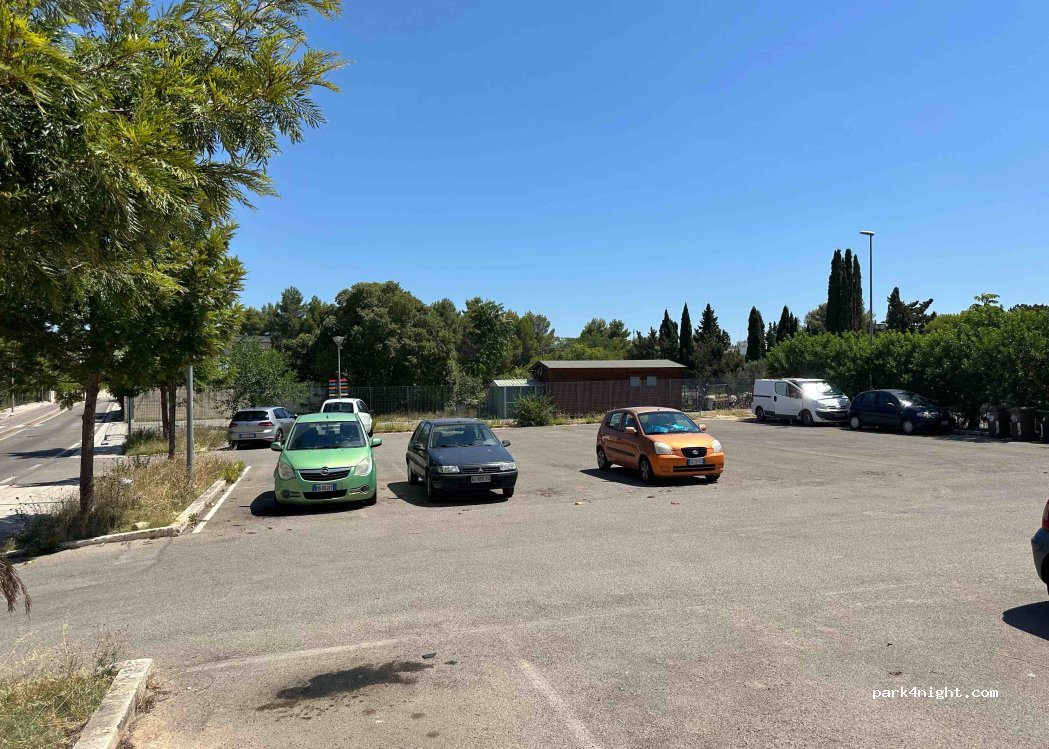 (73100) Lecce - Via dei Ferrari — foto