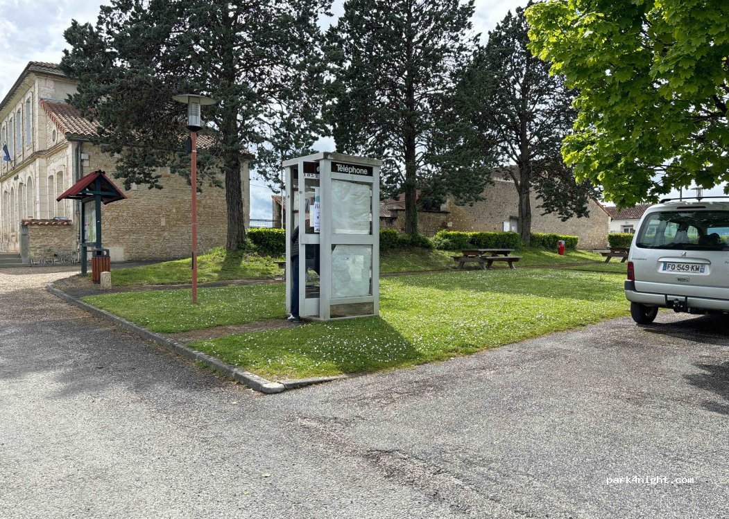(16110) Bunzac - 8 Place de la Mairie — foto
