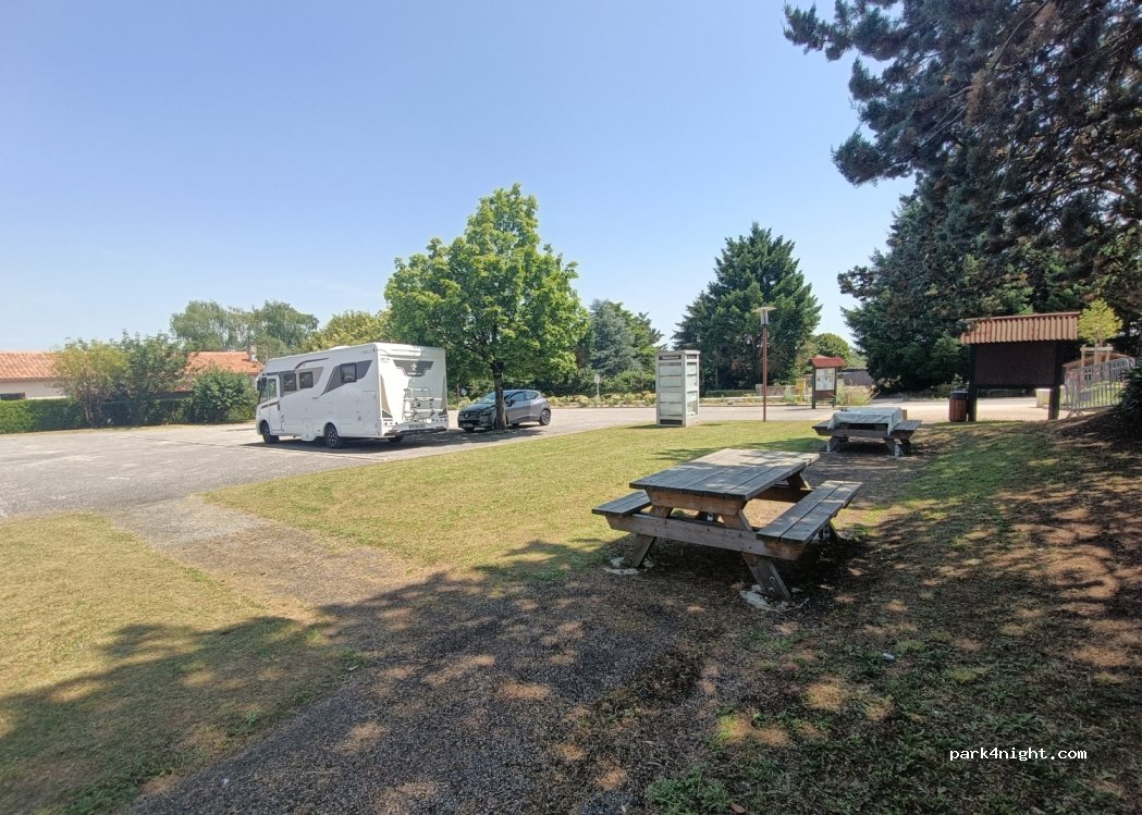 (16110) Bunzac - 8 Place de la Mairie — foto 2