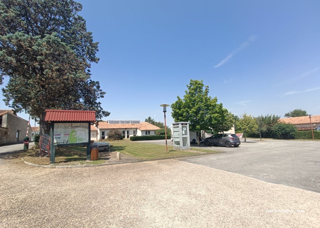 (16110) Bunzac - 8 Place de la Mairie — foto 3