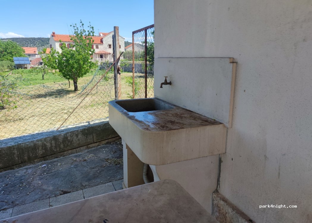 (21400) Nerežišća - 2 Trg Sv. Petra — foto