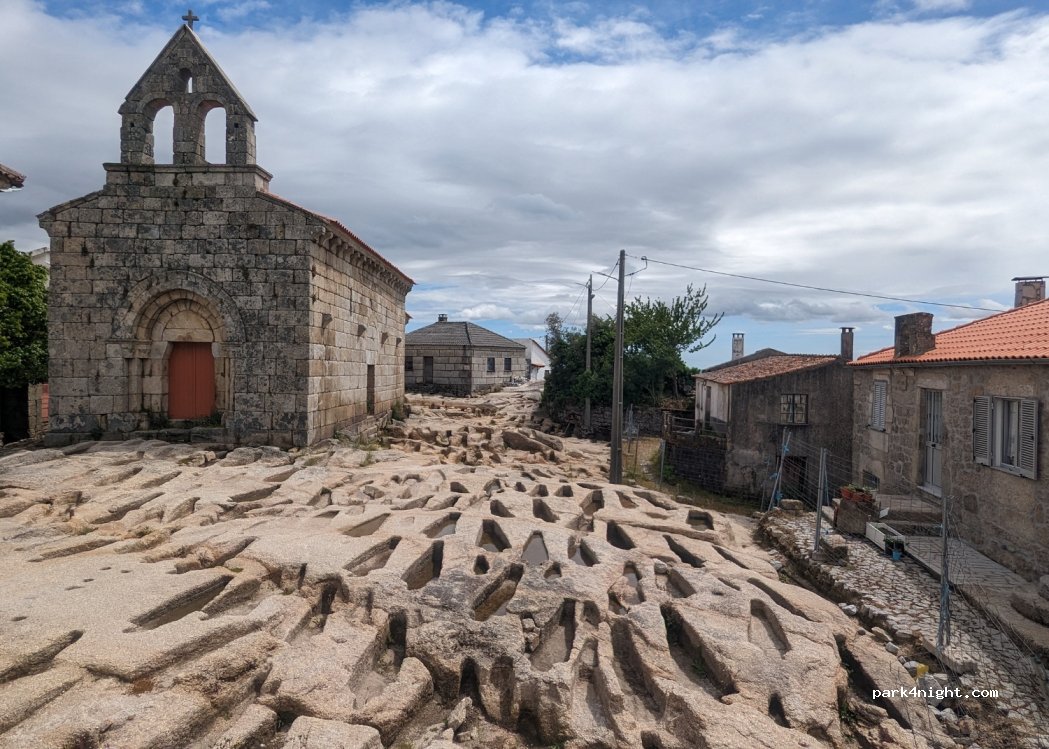 (6420) Moreira de Rei - Largo da Igreja — foto
