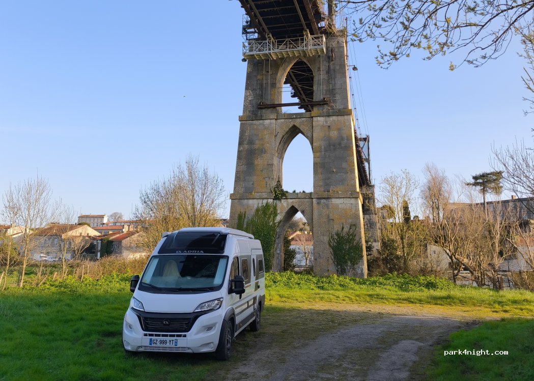 (17430) Tonnay-Charente - 1 Avenue du Pont Suspendu — foto 5