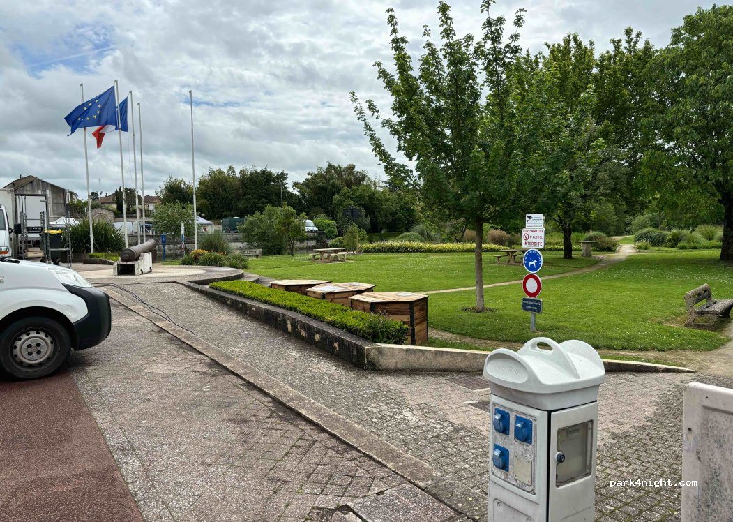 (16600) Ruelle-sur-Touvre - 1 Place Montalembert — foto 2