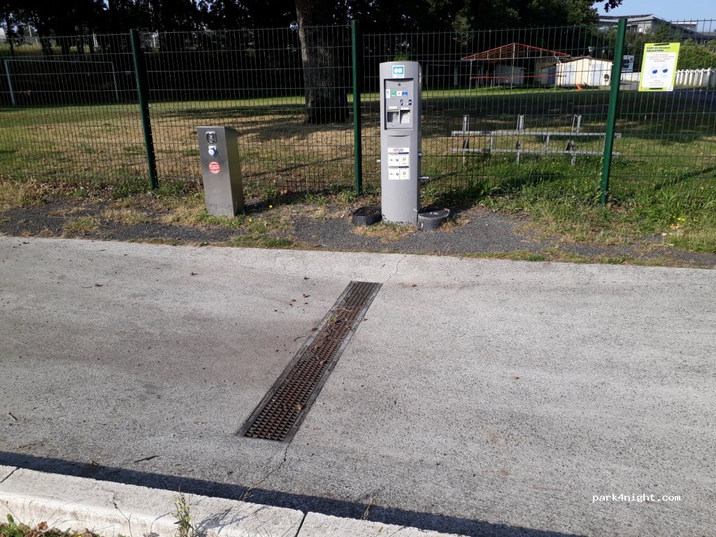 Aire de camping-car BEAUPREAU A MAUGES — foto 2