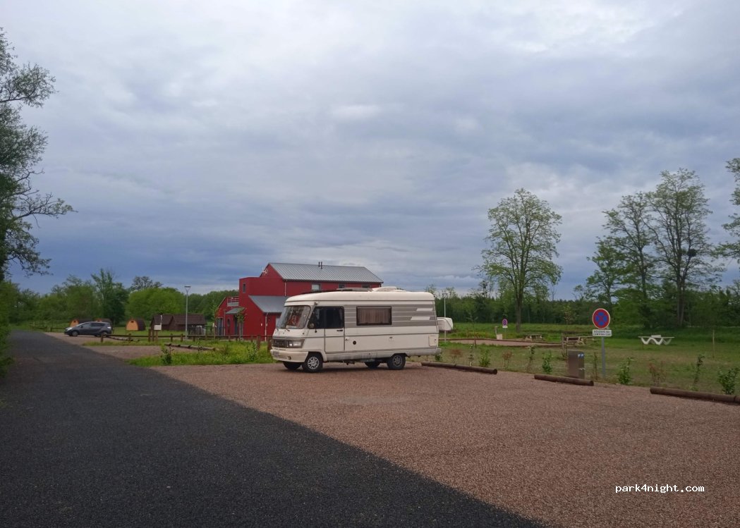 La halte du canal de Luthenay-Uxeloup — foto