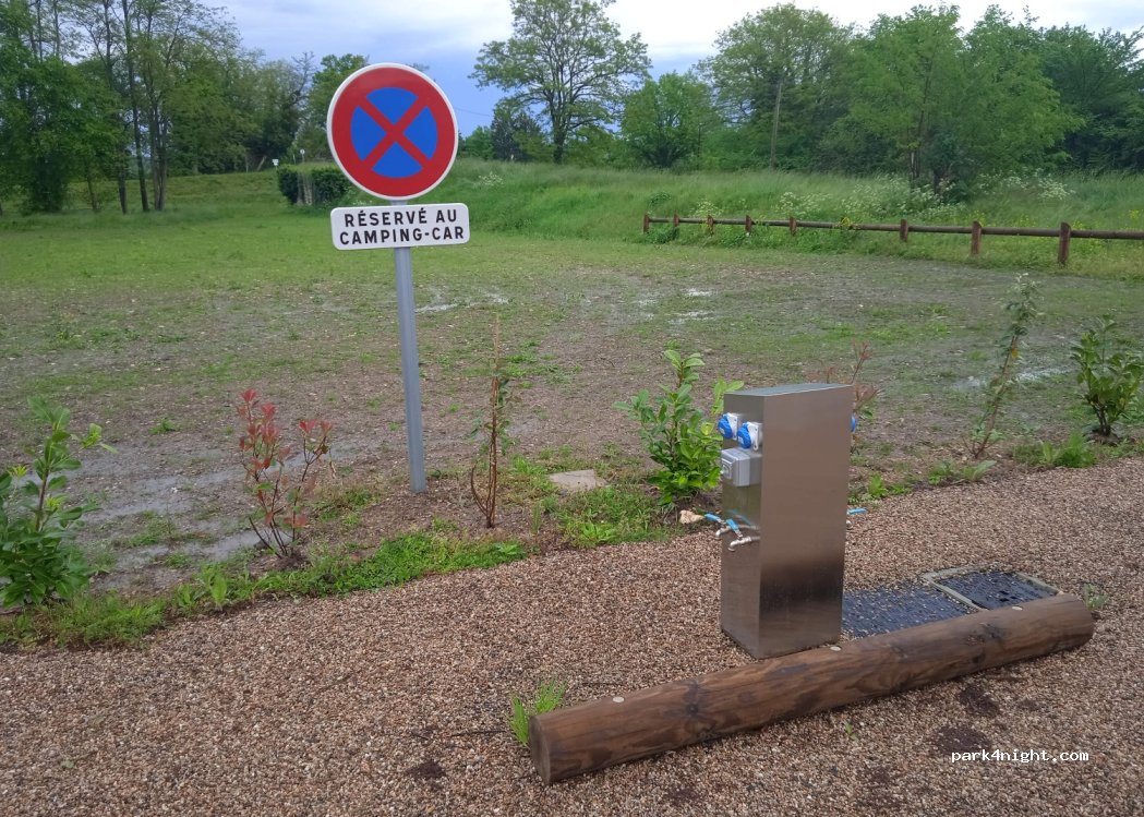 La halte du canal de Luthenay-Uxeloup — foto 2