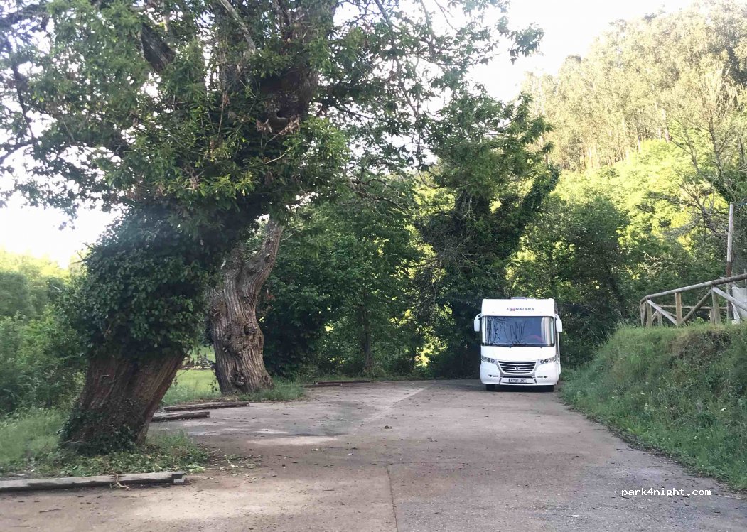 Parking Autocaravanas San Antolin de Ibias — foto 3
