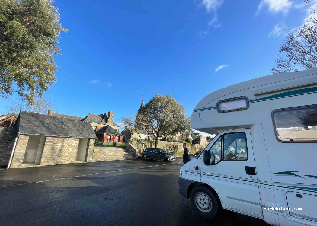 (22490) Plouër-sur-Rance - rue de la Poste. — foto 2