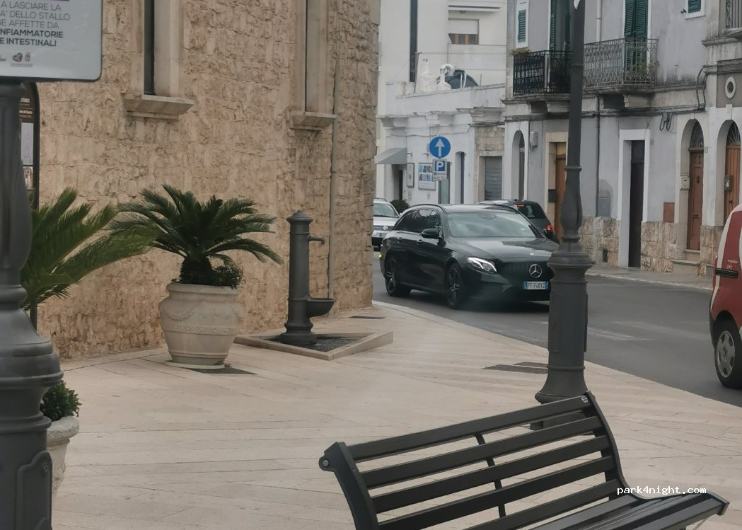 (70010) Locorotondo - 31 Piazza Marconi — foto