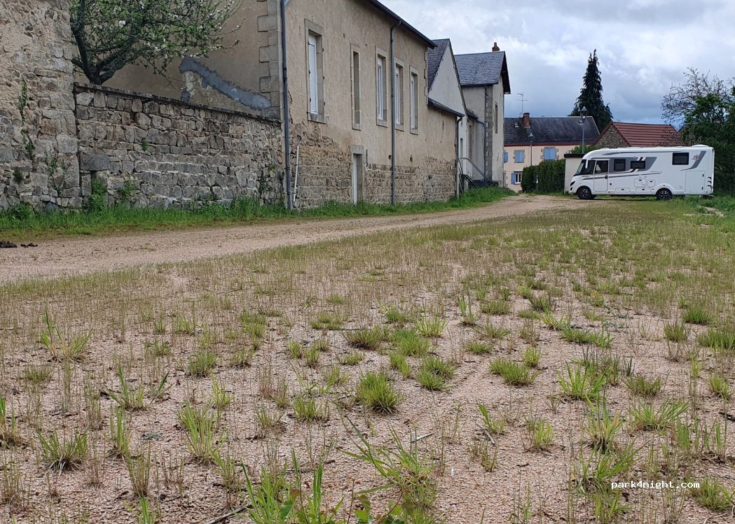 (63330) Saint-Maigner - 2 Place Jean Jaures — foto
