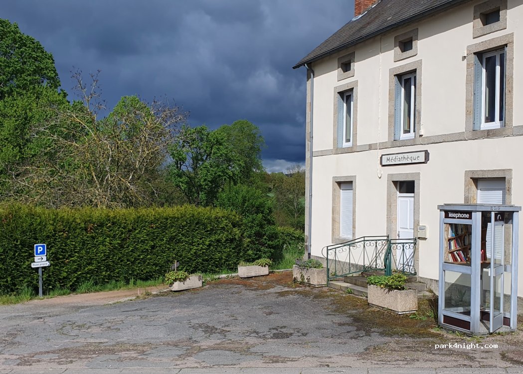 (63330) Saint-Maigner - 2 Place Jean Jaures — foto 2