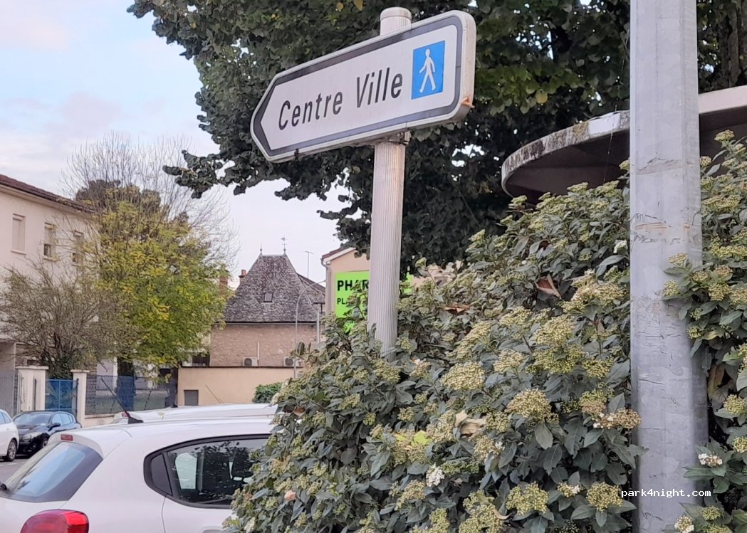 (12200) Villefranche-de-Rouergue - 70 Place Louis Fontanges — foto