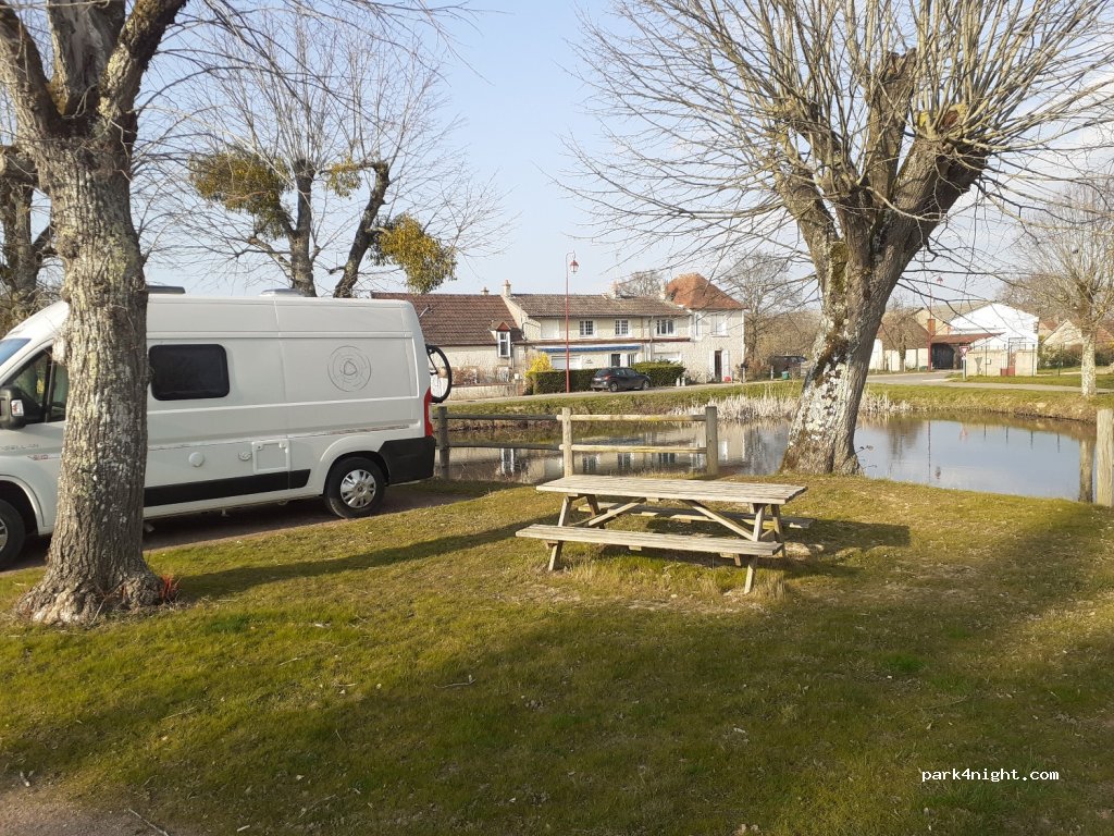 (03160) Saint-Léopardin-d'Augy - Les Bonnins — foto