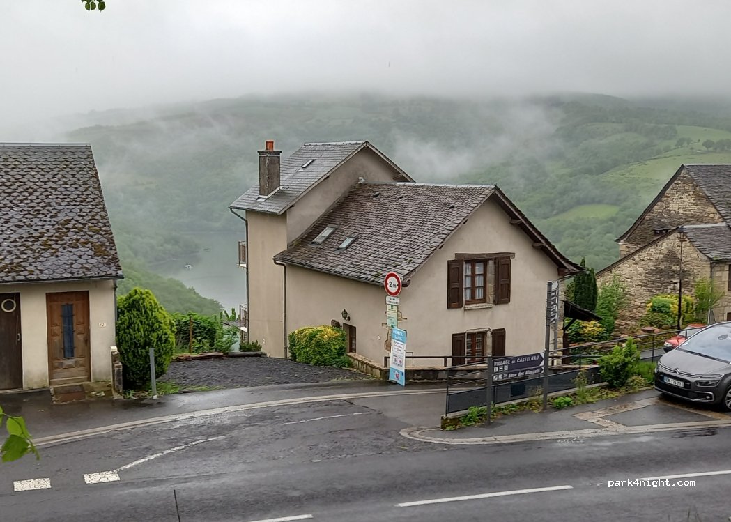 (12500) Castelnau-de-Mandailles - 6 Place du Calvaire — foto 2