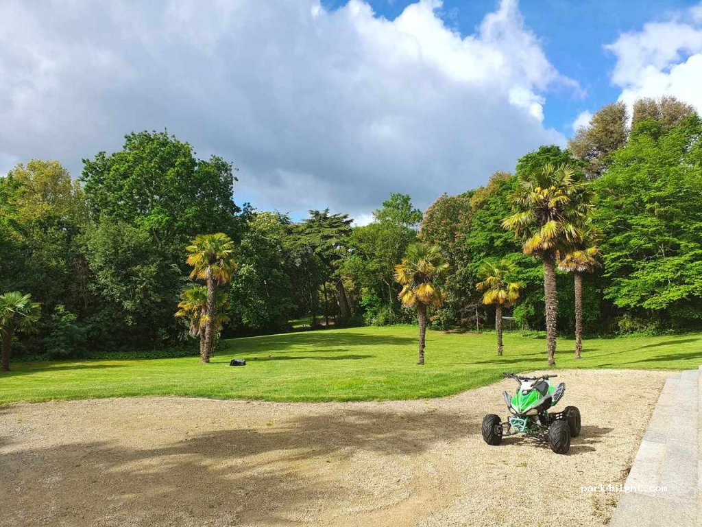 Camping chez l'habitant, parc à 800m de la plage — foto