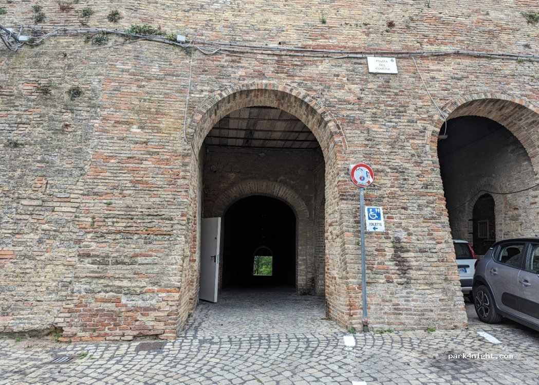 (60020) Offagna - 5 Piazza del Comune — foto
