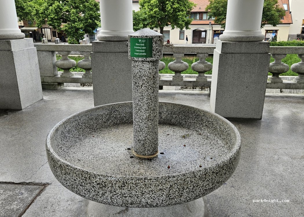 (1000) Ljubljana - 7 Adamič-Lundrovo nabrežje — foto