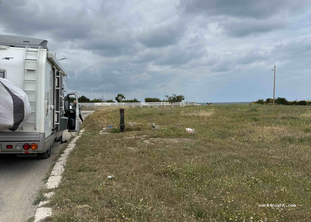 (72100) Brindisi - 64 Via di Torre Testa — foto