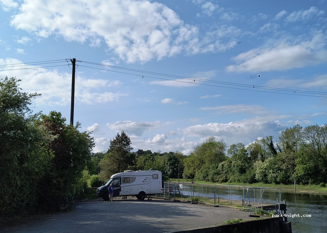 (H14 FX43) Belturbet - 29 The Lawn — foto