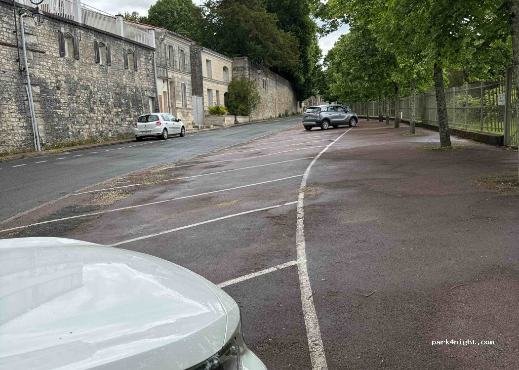 (17100) Saintes - 33 Rue Lacurie — foto