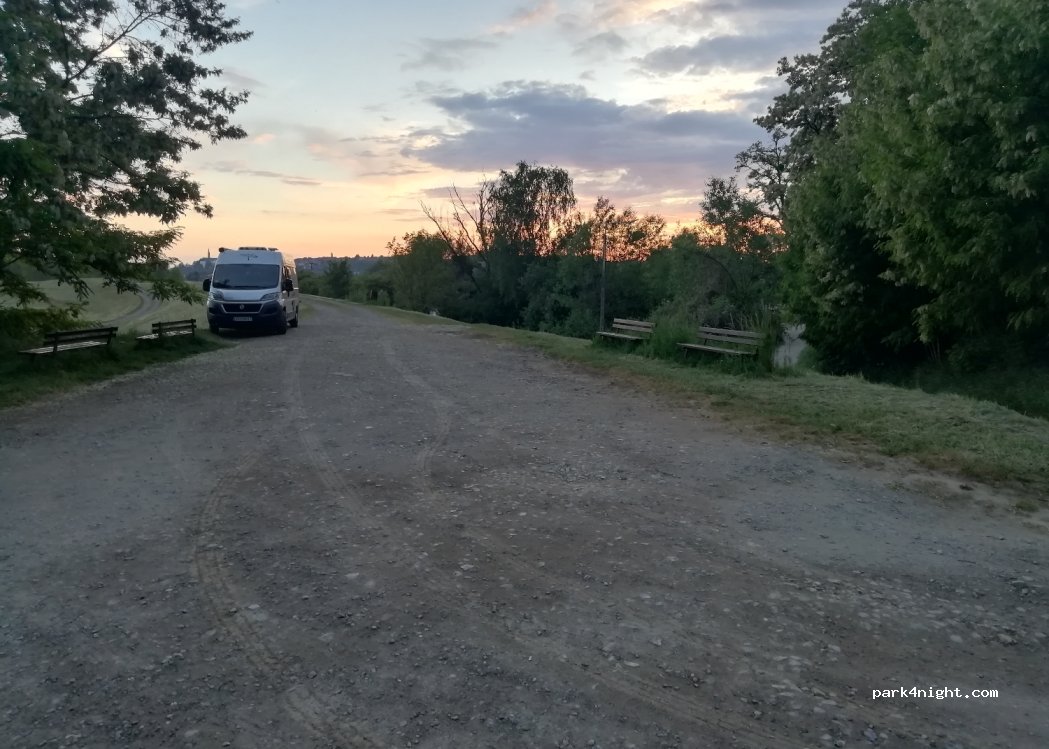 (27-600) Sandomierz - 145 Błonie — foto
