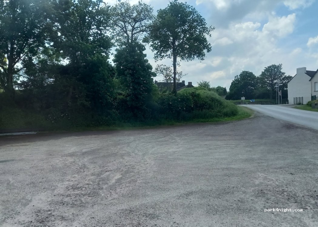 (56430) Néant-sur-Yvel - Rue du Calvaire — foto
