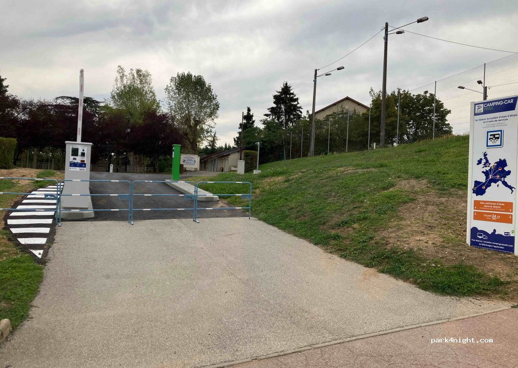 (69910) Villié-Morgon - Rue du Château de Fontcrenne — foto